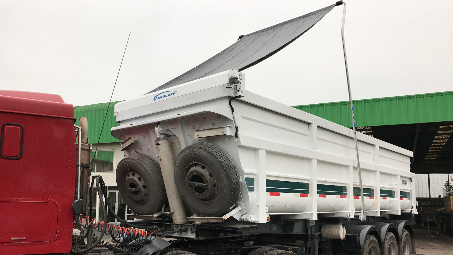 Camión con sistema de encarpe automático Aerocarp